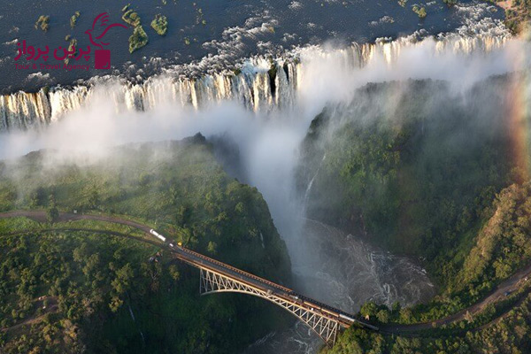 آبشار ویکتوریا (Victoria Falls) است که پل آبشار ویکتوریا (Victoria Falls Bridge)